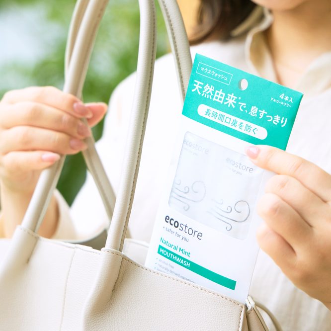 バッグからマウスウォッシュスティックを取り出す様子