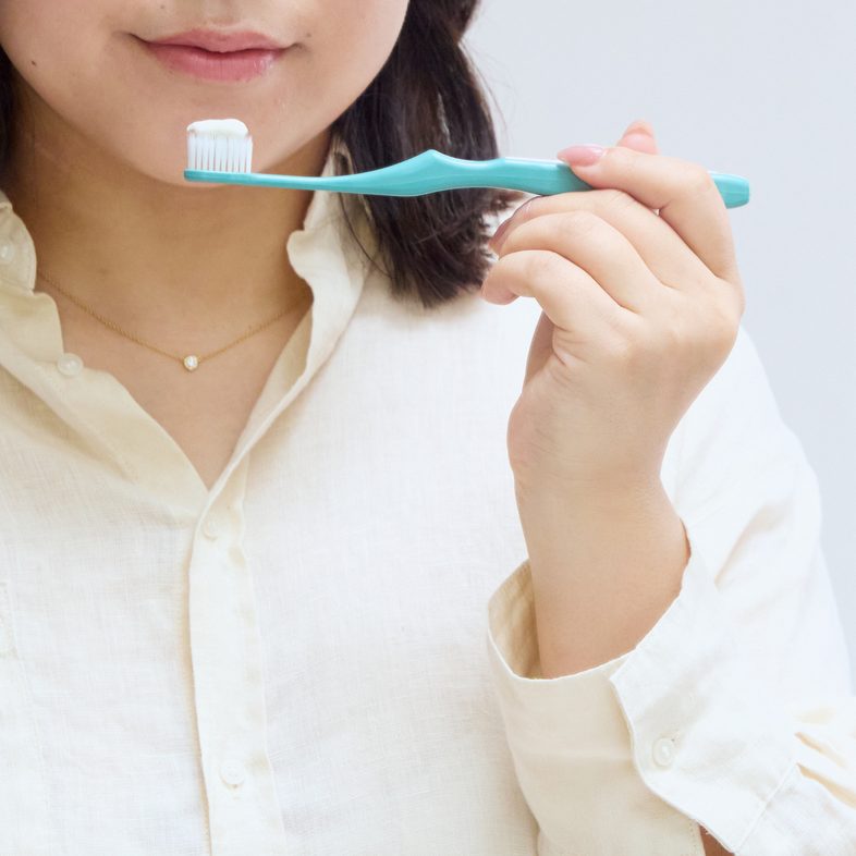 トゥースブラシで歯を磨く女性